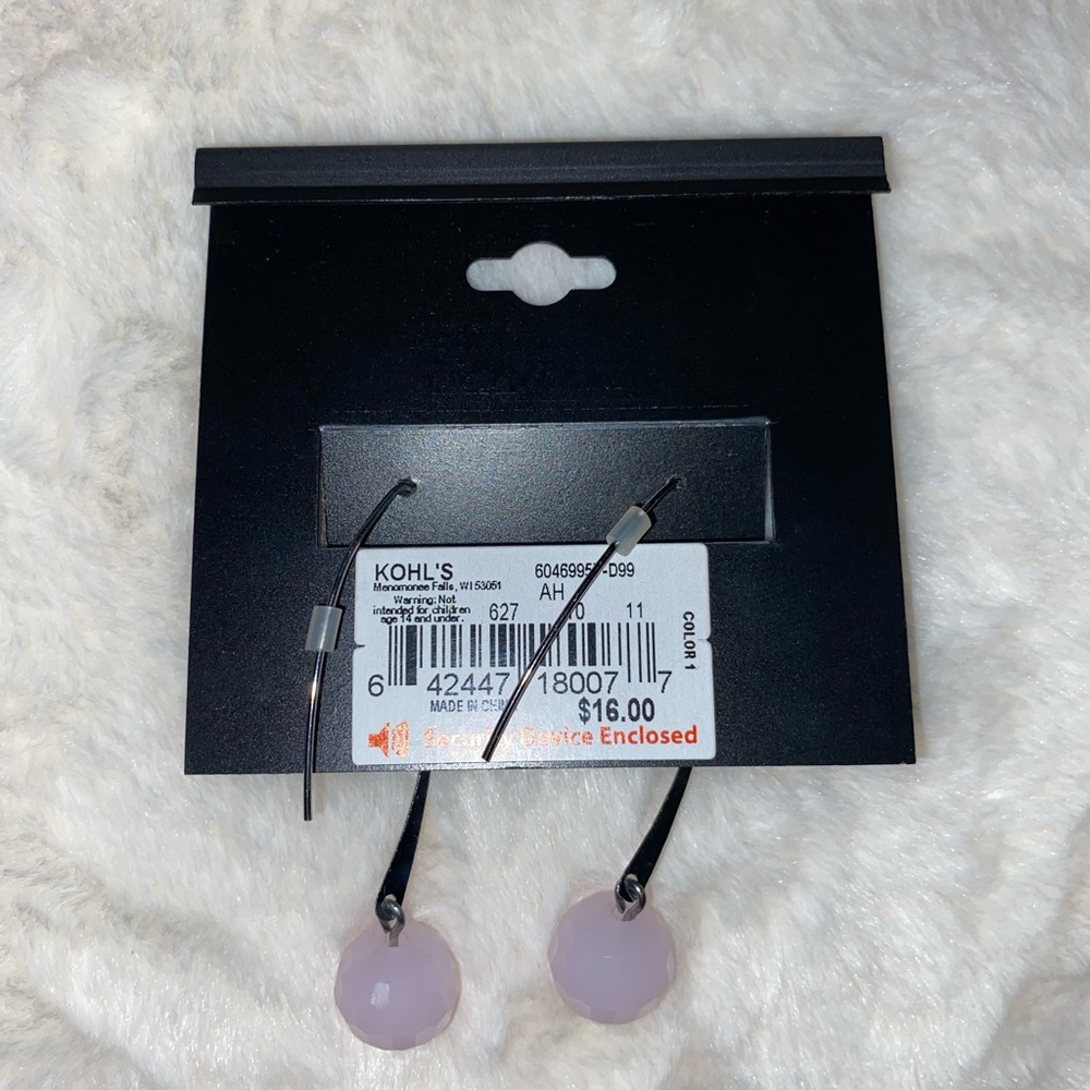 Earring 🙋🏼♀️ - Picture 2 of 2